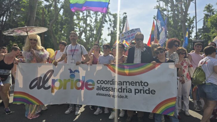 Una festa di colori: ad Alessandria è partito il corteo del Pride