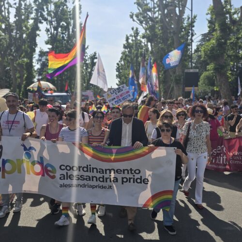 Una festa di colori: ad Alessandria è partito il corteo del Pride