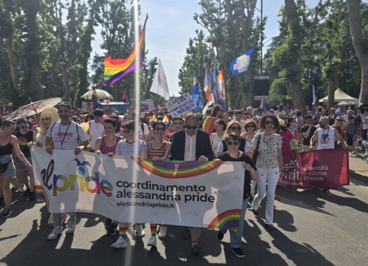 Una festa di colori: ad Alessandria è partito il corteo del Pride