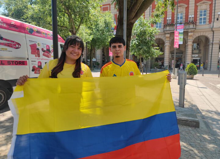 Al Giro per tifare i connazionali Bernal e Rubio: le emozioni dei giovani colombiani Camila e Daniel