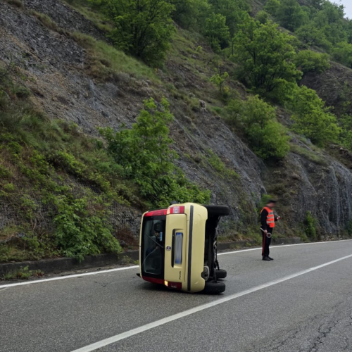 Incidente a Cantalupo: auto si ribalta