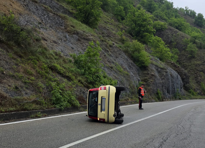 Incidente a Cantalupo: auto si ribalta