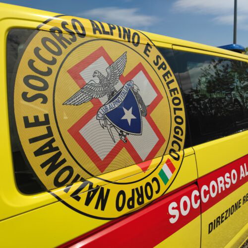 Speleologo bloccato in una grotta nel Cuneese con una gamba sotto un masso: in corso il salvataggio