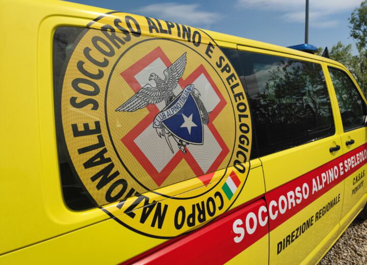 Speleologo bloccato in una grotta nel Cuneese con una gamba sotto un masso: in corso il salvataggio