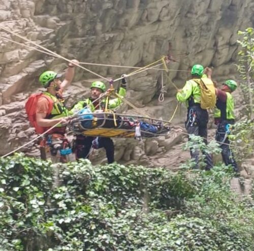 Cade su una via ferrata nel Torinese e resta appesa: donna portata in salvo dal Soccorso Alpino