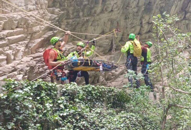 Cade lungo una via ferrata nel Torinese e resta appesa: salvata dal Soccorso Alpino