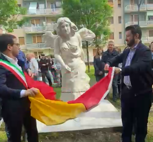 Una scultura dedicata alla lotta contro il covid ai giardini di fronte all’Ospedale di Casale