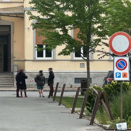 Colpi nella notte e un buco in una finestra: si indaga su un atto vandalico a Stazzano