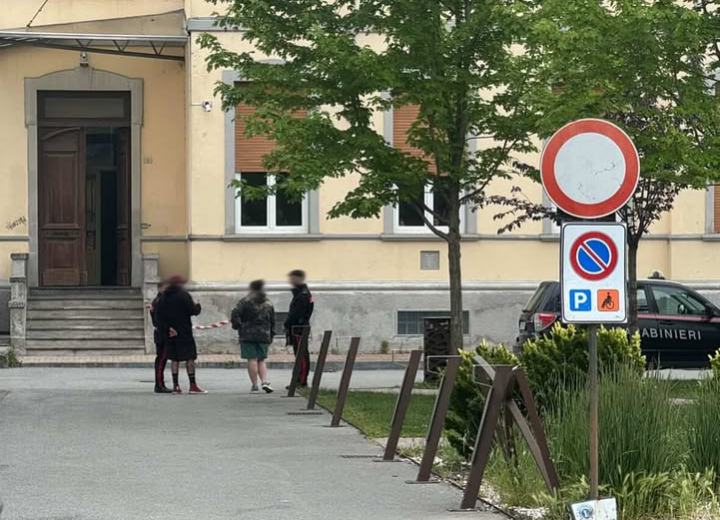 Colpi nella notte e un buco in una finestra: si indaga su un atto vandalico a Stazzano