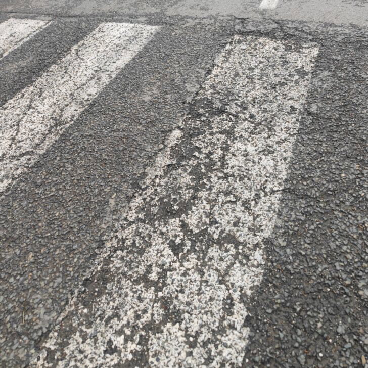 Strisce pedonali sbiadite ad Alessandria: nel 2026 stanziati quasi 150 mila euro per rifarle