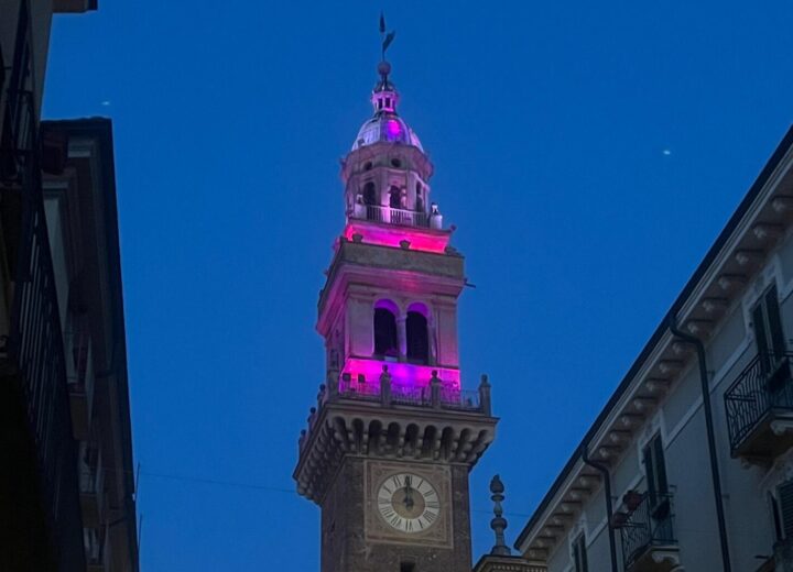 Giornata Mondiale della Fibromialgia: a Casale la Torre Civica illuminata di viola