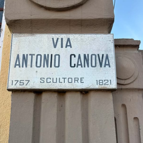 Un’altra targa sbagliata: questa volta è via Canova