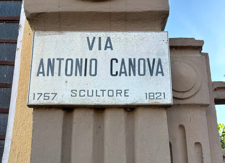 Un’altra targa sbagliata: questa volta è via Canova
