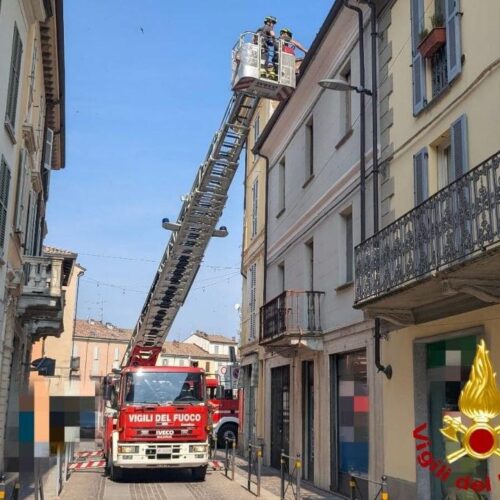 Tegole pericolanti in piazza Duomo a Voghera: l’intervento dei Vigili del Fuoco
