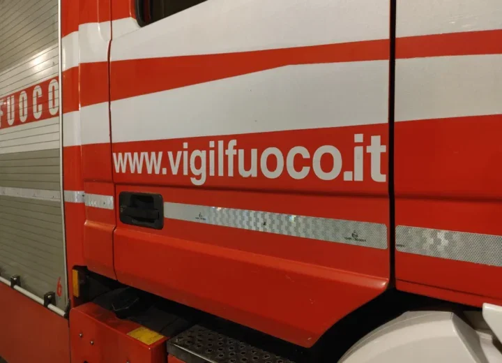 Distrutto dalle fiamme pulmino sulla A7: salve le persone a bordo