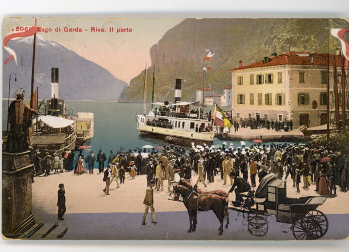 Al Museo Mag un secolo di turismo sul Garda: manifesti, cartoline e fotografie raccontano il lago nel mondo