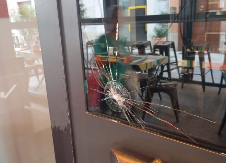 Danneggiate nella notte le vetrate del Caffè degli Artisti
