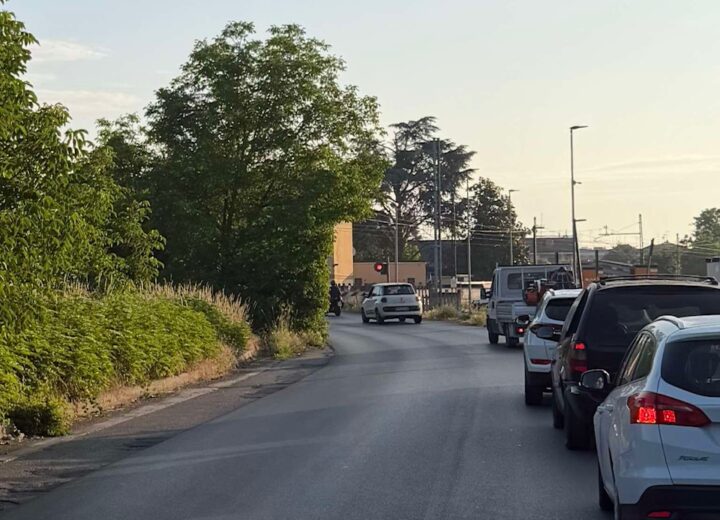 Sbarre abbassate per 30 minuti al Cristo. Code e disagi al passaggio a livello