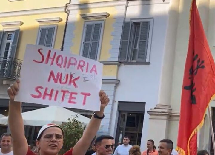 Novara, la comunità albanese si mobilita: in Piazza Gramsci  la «rivoluzione dei fenicotteri»