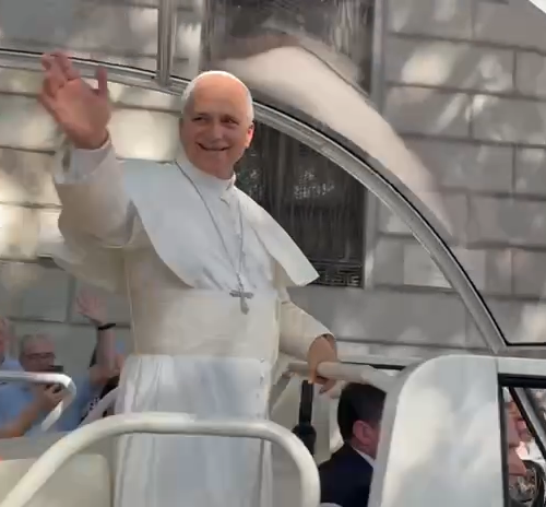 Pavia incantata dalla generosa vicinanza del Papa: tante mani strette e parole di bellezza