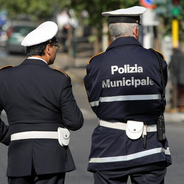 In cima alla graduatoria della Polizia Locale ma il Comune non la sceglie. Il sindaco: “Nessuna discriminazione. Rispettate norme ed esigenze”