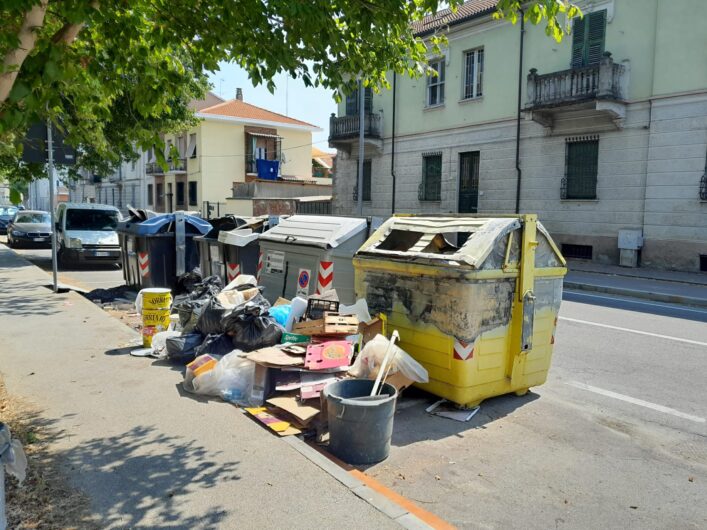 Rifiuti abbandonati fuori dai cassonetti: individuati i responsabili, scattano denuncia e sanzioni