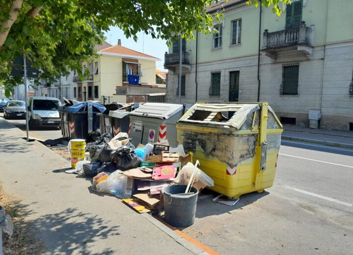 Rifiuti abbandonati fuori dai cassonetti: individuati i responsabili, scattano denuncia e sanzioni