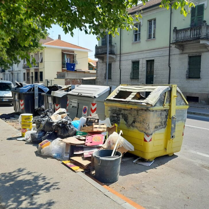 Rifiuti abbandonati fuori dai cassonetti: individuati i responsabili, scattano denuncia e sanzioni