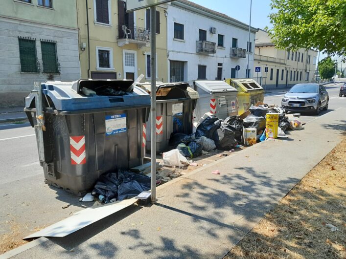 Rifiuti abbandonati fuori dai cassonetti: individuati i responsabili, scattano denuncia e sanzioni