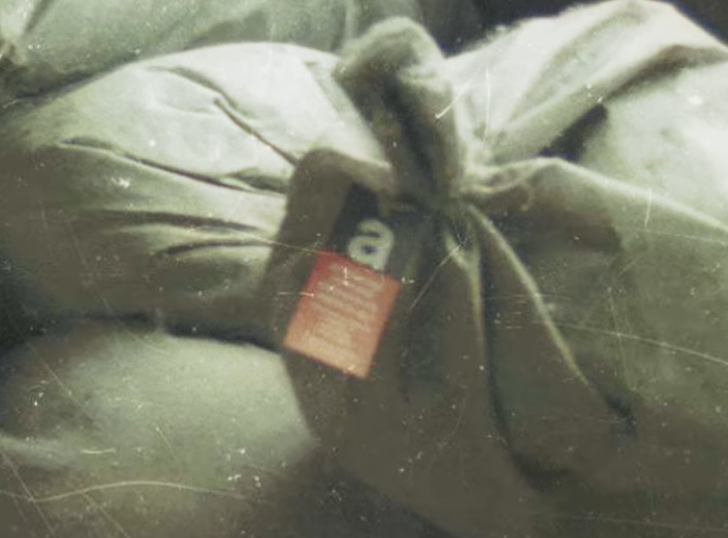 Eternit: la fine della fabbrica della morte, l’inizio del dolore: le prime puntate della docuserie “Negli occhi di chi resta”