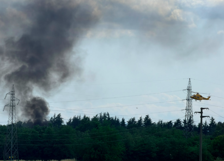 Auto in fiamme sulla A21: code verso Torino