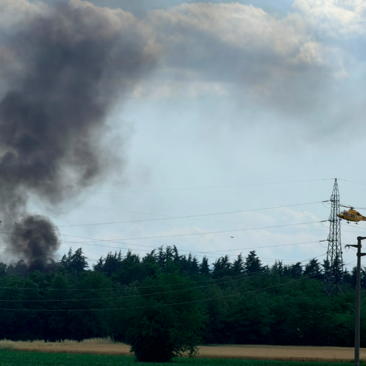 Auto in fiamme sulla A21: code verso Torino