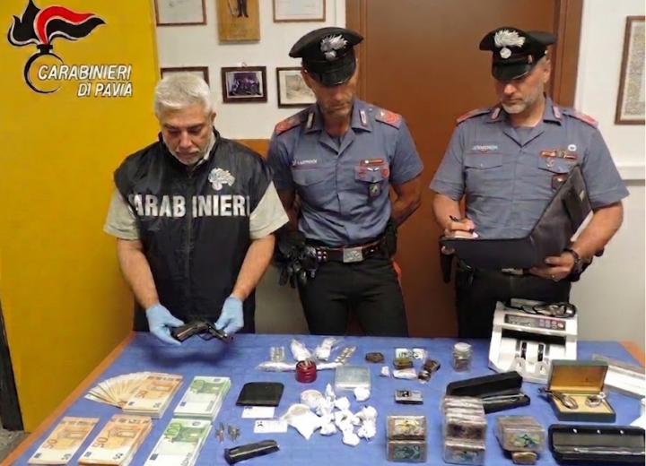 Vigevano, sequestrati oltre 2 kg di hashish, un’arma, contanti e documenti falsi: tre arresti
