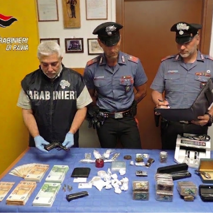 Vigevano, sequestrati oltre 2 kg di hashish, un’arma, contanti e documenti falsi: tre arresti
