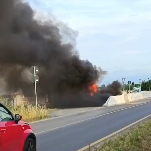 Furgone distrutto dalle fiamme a San Michele