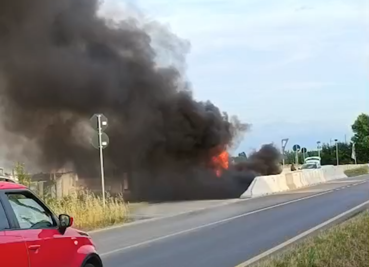 Furgone distrutto dalle fiamme a San Michele