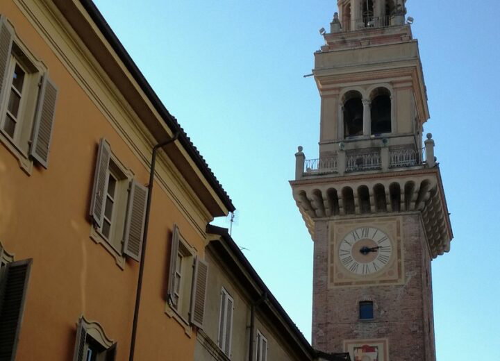Casale Monferrato illumina di viola la Torre Civica per la Giornata Mondiale della Sclerosi Sistemica
