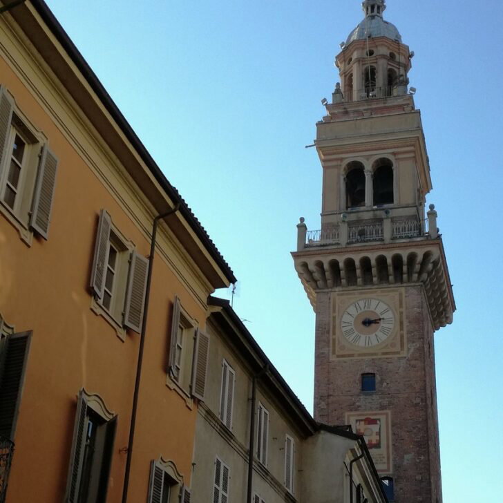 Casale Monferrato illumina di viola la Torre Civica per la Giornata Mondiale della Sclerosi Sistemica