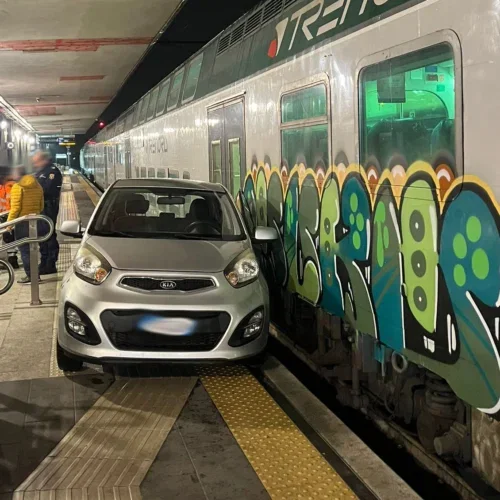 Rubò l’auto e la abbandonò sul binario 1: Polfer trova e denuncia l’autore