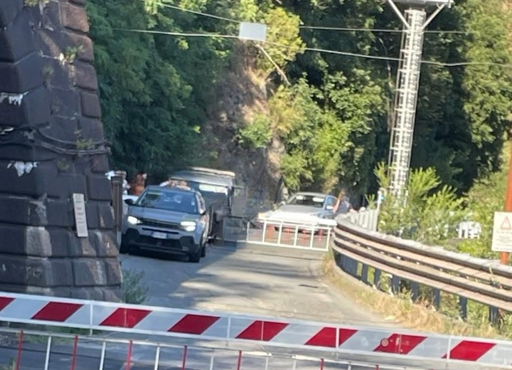A Ovada auto resta incastrata tra le sbarre del passaggio a livello