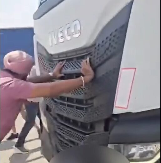 Camion forza blocco dei lavorati davanti al magazzino In’s di Tortona. Tensione al presidio