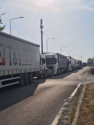 Lunghe code di camion e lavoratori davanti ai cancelli. Scattato lo sciopero all’Interporto di Rivalta Scrivia