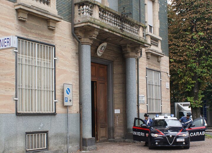 Inseguimento a Tortona: tenta la fuga in auto e lancia dal finestrino dieci grammi di cocaina