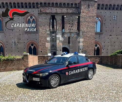 Fermato nel parcheggio di un fast-food e trovato con un manganello. Denunciato 24enne