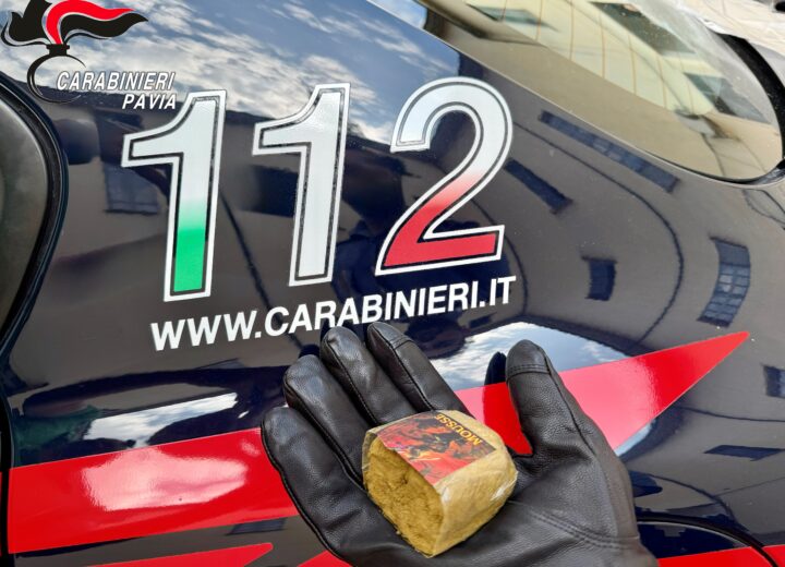 Sorpreso vicino alla stazione di Pavia con 60 grammi di hashish: denunciato un ragazzo