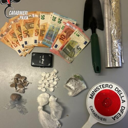 Abbassano di colpo i sedili dell’auto per sfuggire alla vista dei Carabinieri. Trovati con cocaina, hashish ed eroina