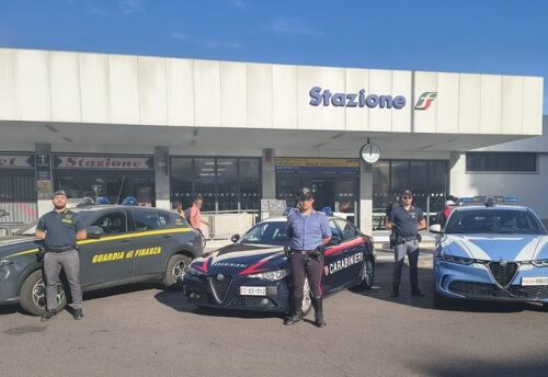 Controlli a Vigevano: multa di 15 mila euro per lavoro nero e rinvenuta droga sotto un tombino vicino alla stazione
