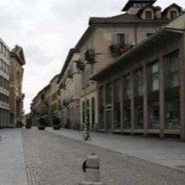 Violenza in centro a Novara: aggredisce un uomo a bottigliate