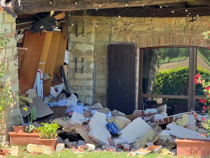Esplode una bombola di gas e crolla parte di una cascina ad Altavilla Monferrato: un uomo ferito