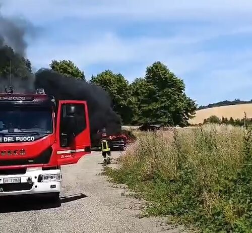 Auto prende fuoco lungo la Colla. Vigili del Fuoco spengono le fiamme